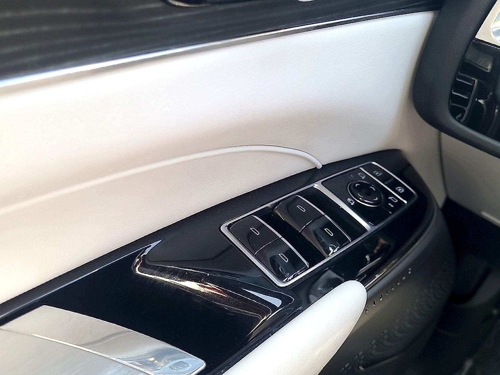 2024 Cadillac LYRIQ Luxury 1