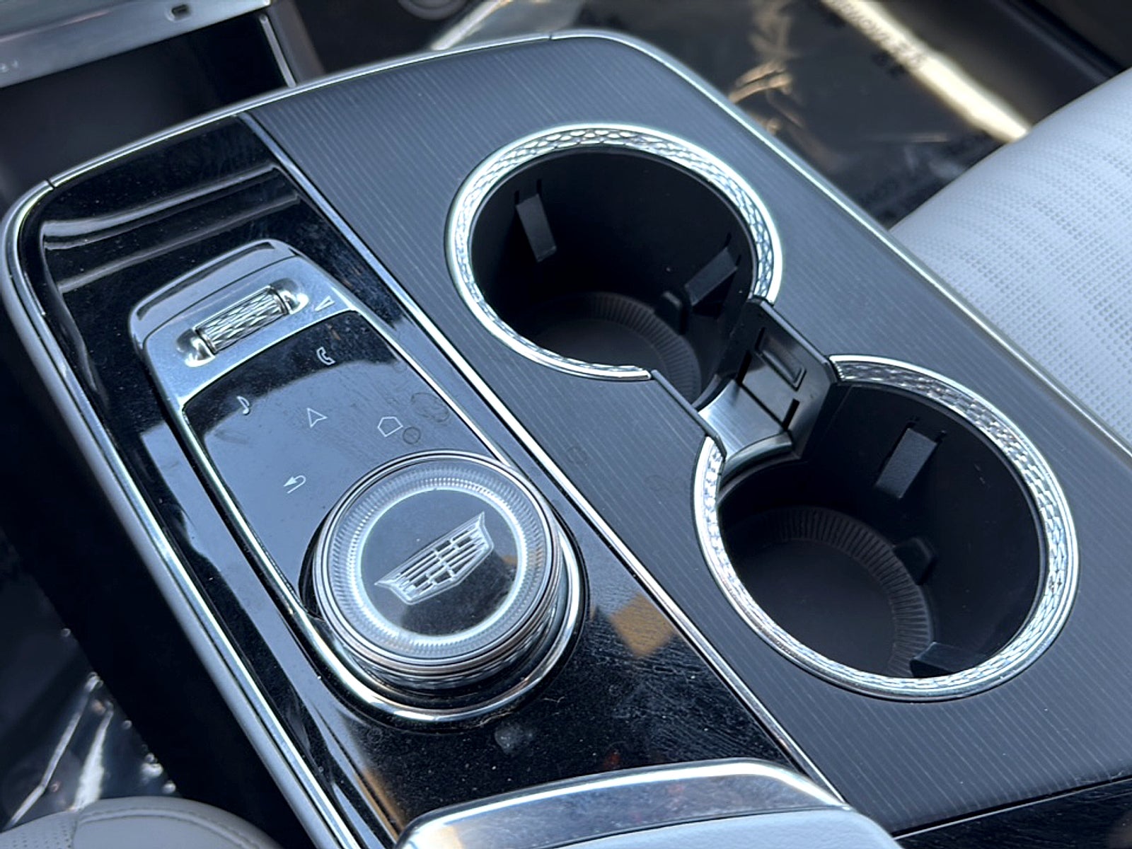 2024 Cadillac LYRIQ Luxury 1