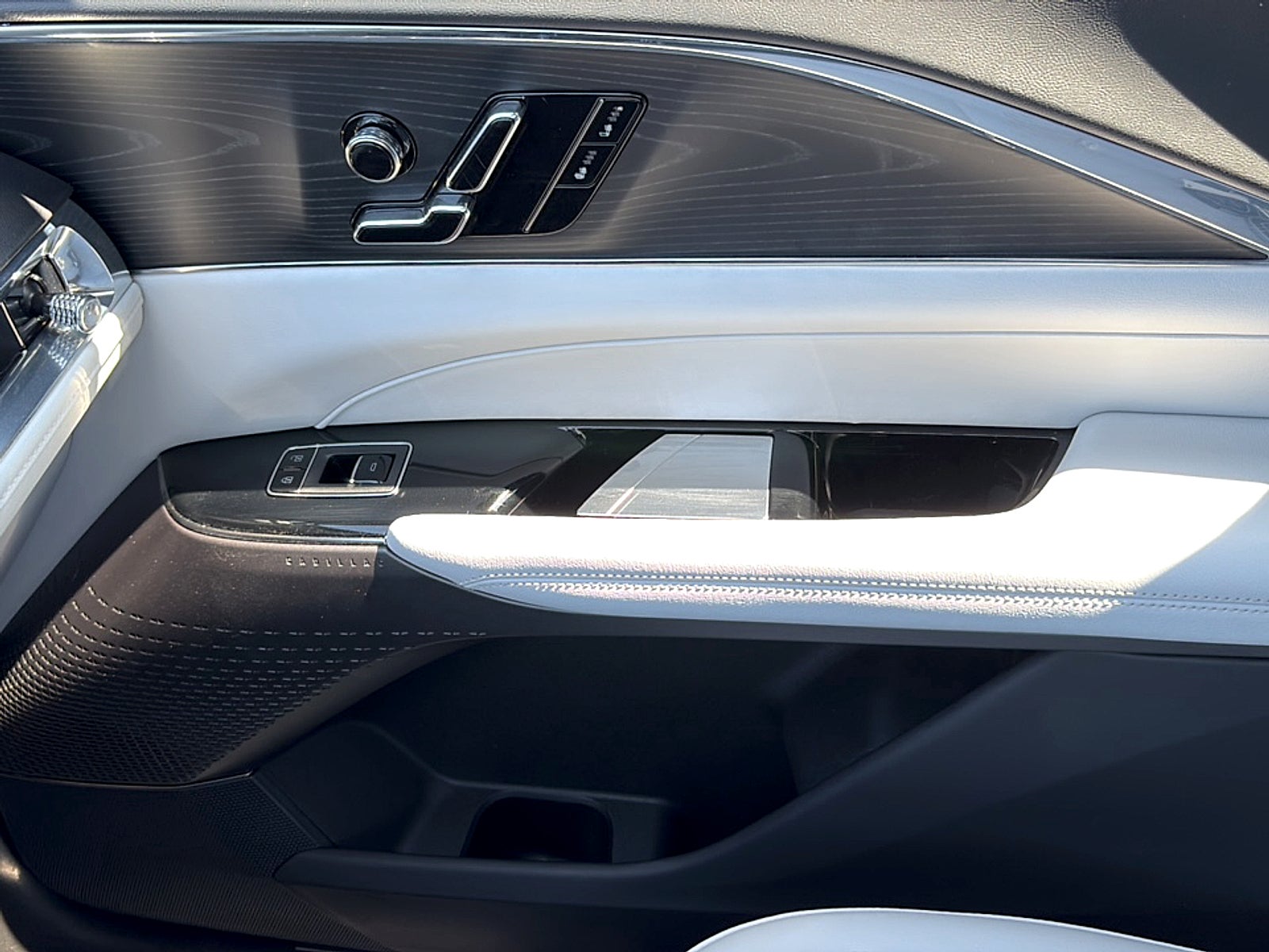 2024 Cadillac LYRIQ Luxury 1