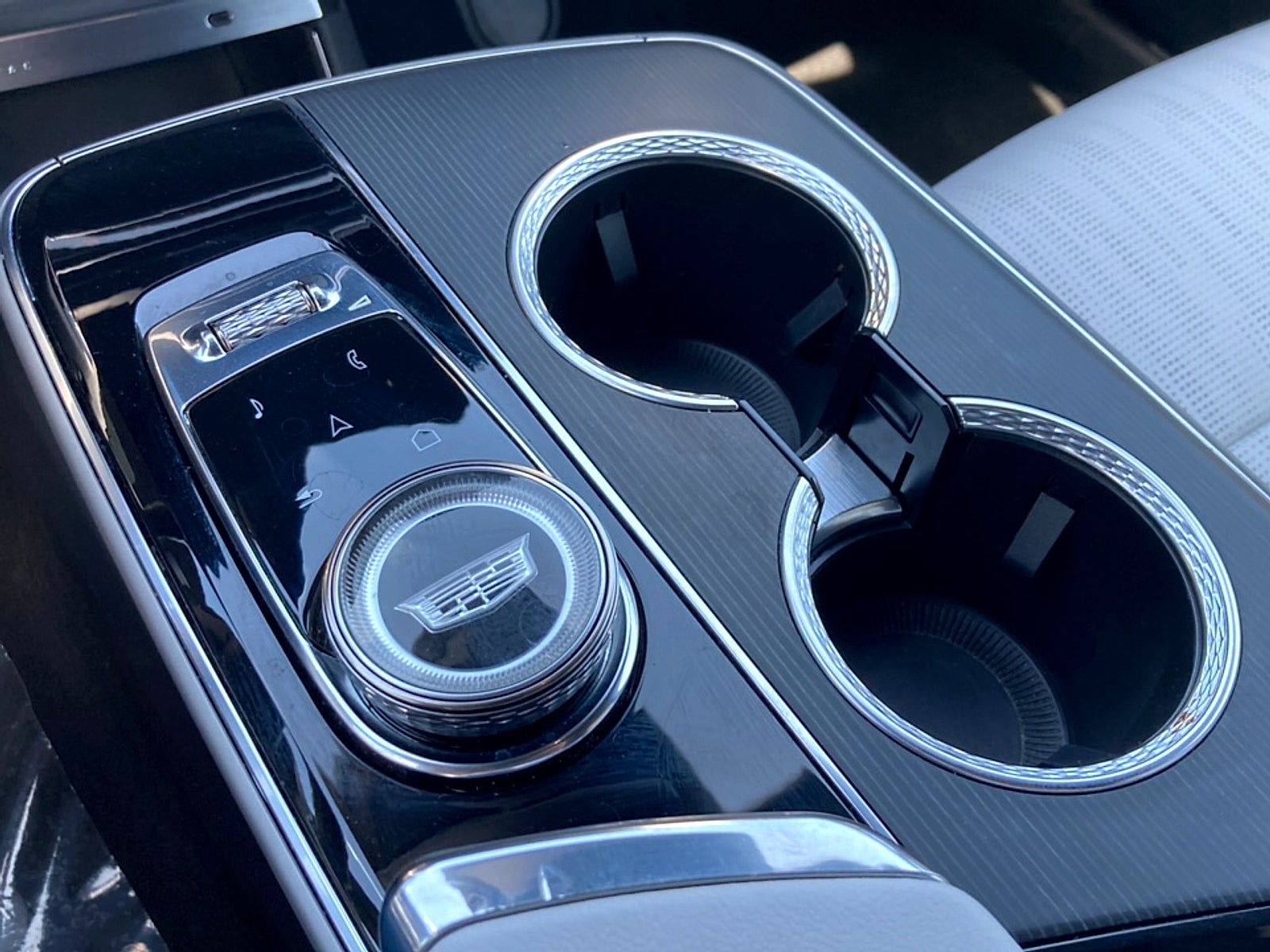 2024 Cadillac LYRIQ Luxury 1