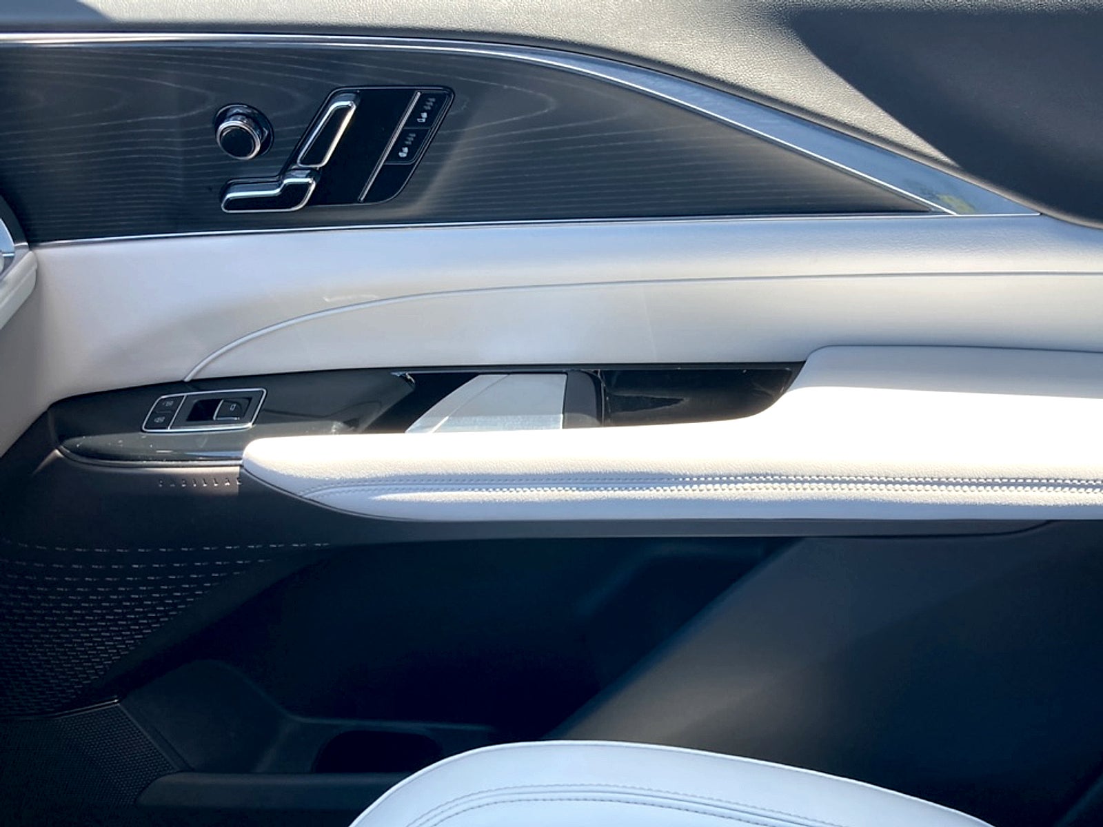 2024 Cadillac LYRIQ Luxury 1